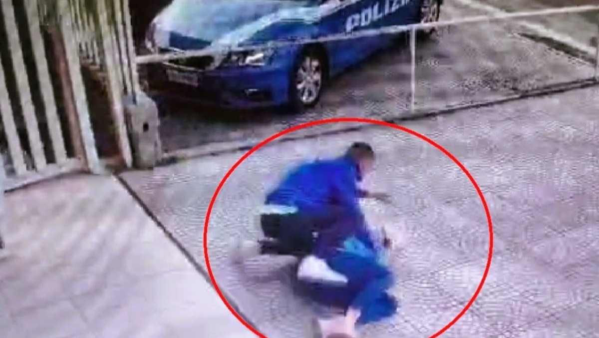 Picchia la sua compagna dinanzi al Commissariato di Polizia  - 