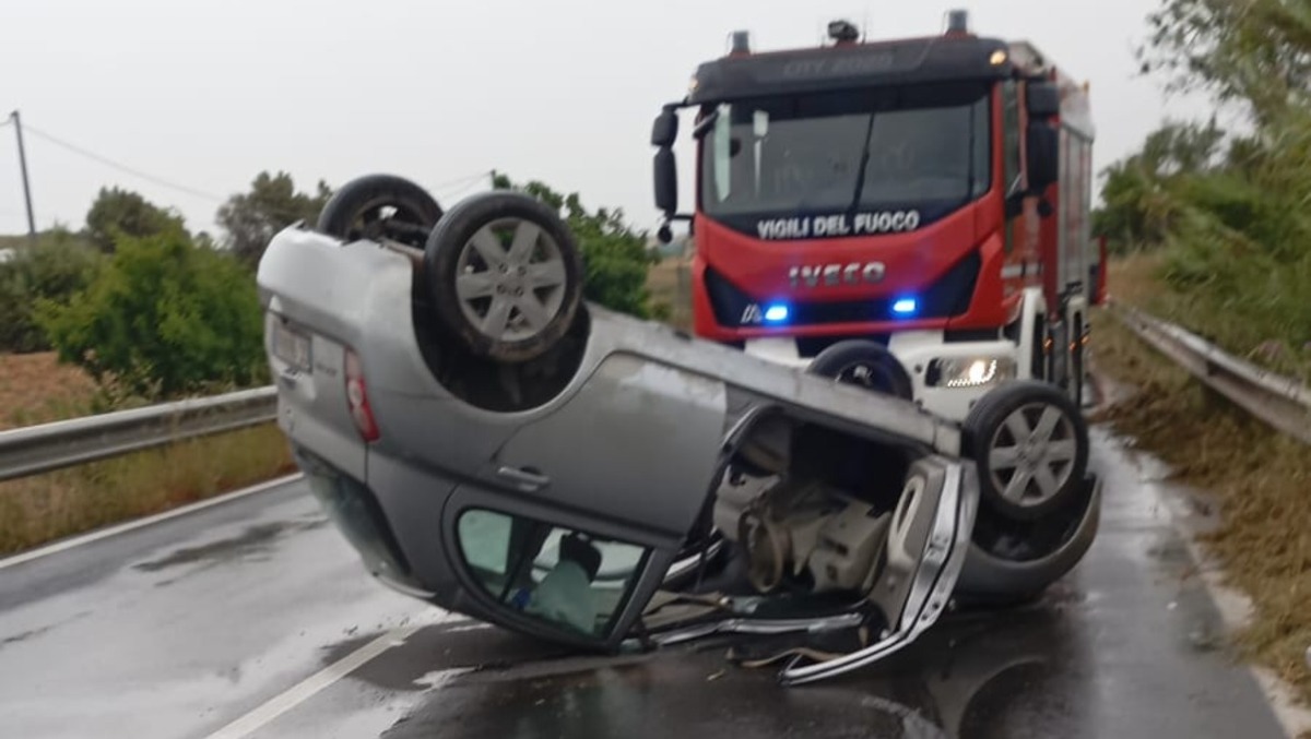Strada bagnata tradisce il conducente: vettura si capovolge