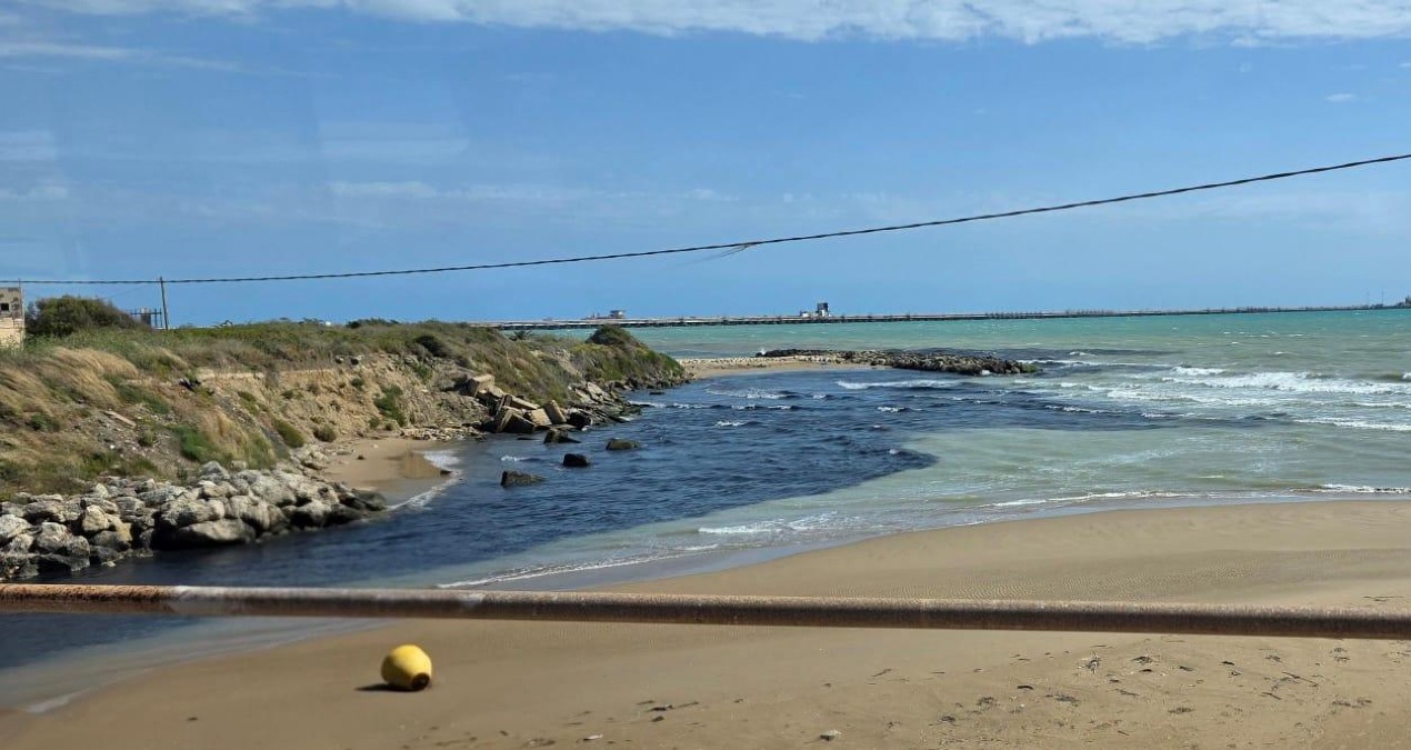 Acque nere alla foce del fiume Gela  - 