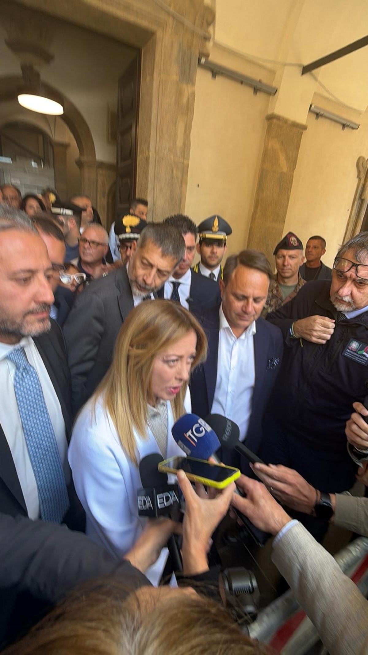 Meloni in consiglio comunale annuncia  2 decreti su Niscemi  - 