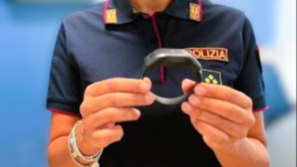 Recide il braccialetto elettronico, "mi dava fastidio" - 