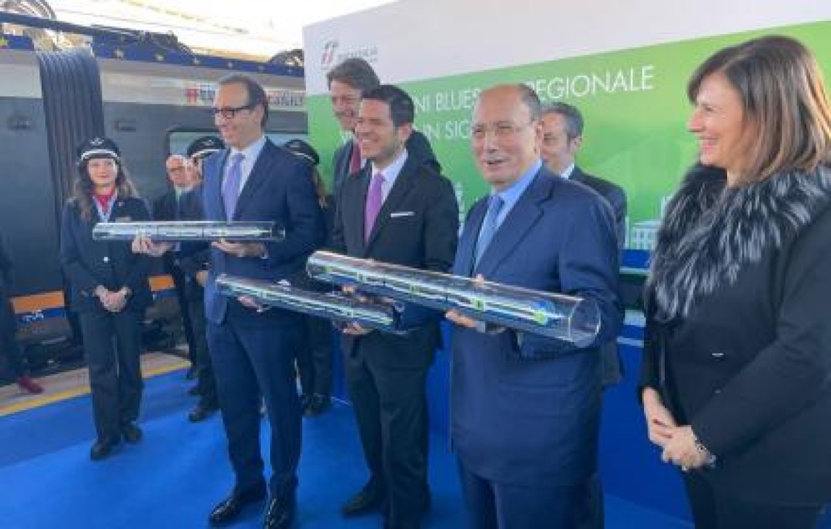Trasporti, arriva il nuovo treno "Blues". Schifani: «Passo avanti verso l'alta velocità in Sicilia» - 