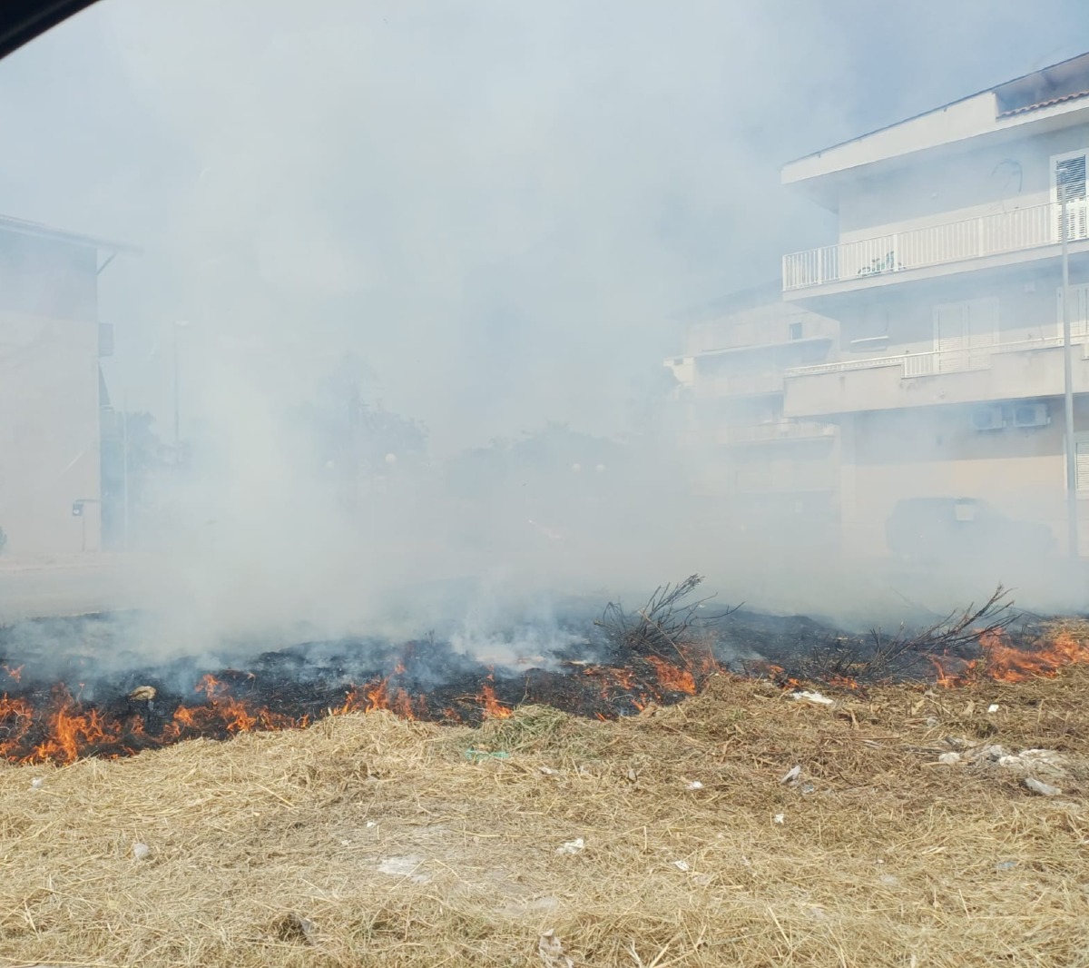 Fiamme  all'esterno di piazza Russello 