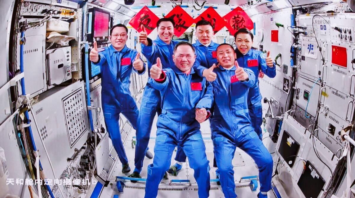 Cina, gli astronauti della Shenzhou-23 entrano nella stazione spaziale Tiangong - 