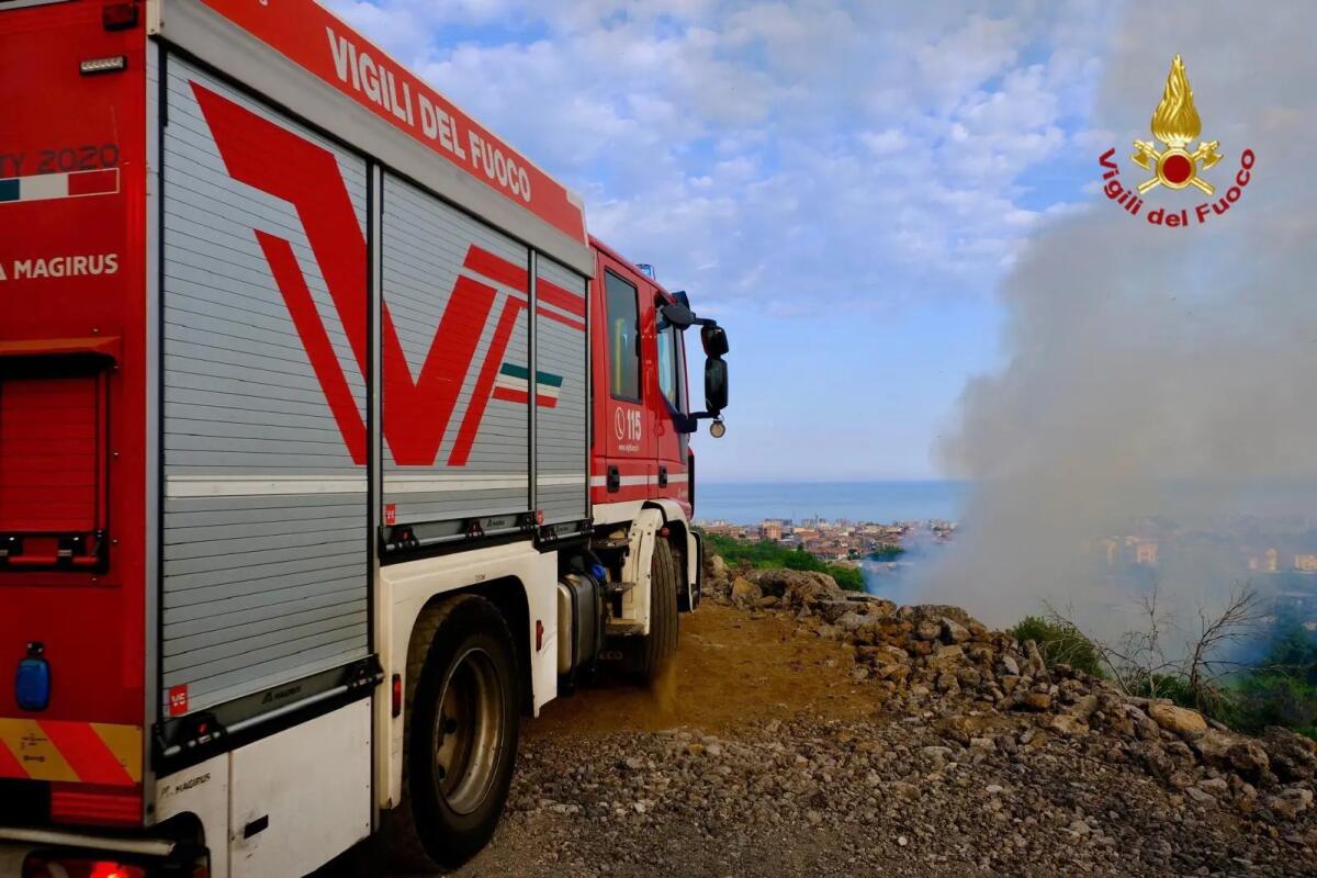 Incendio a Catania, vasto rogo nella zona della Timpa di Leucatia - 