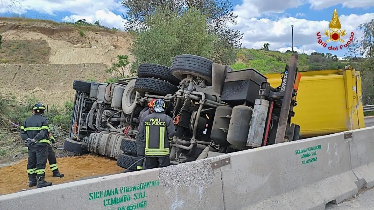 Autocompattatore si ribalta sulla SS 514 nel Catanese, autista in ospedale - 