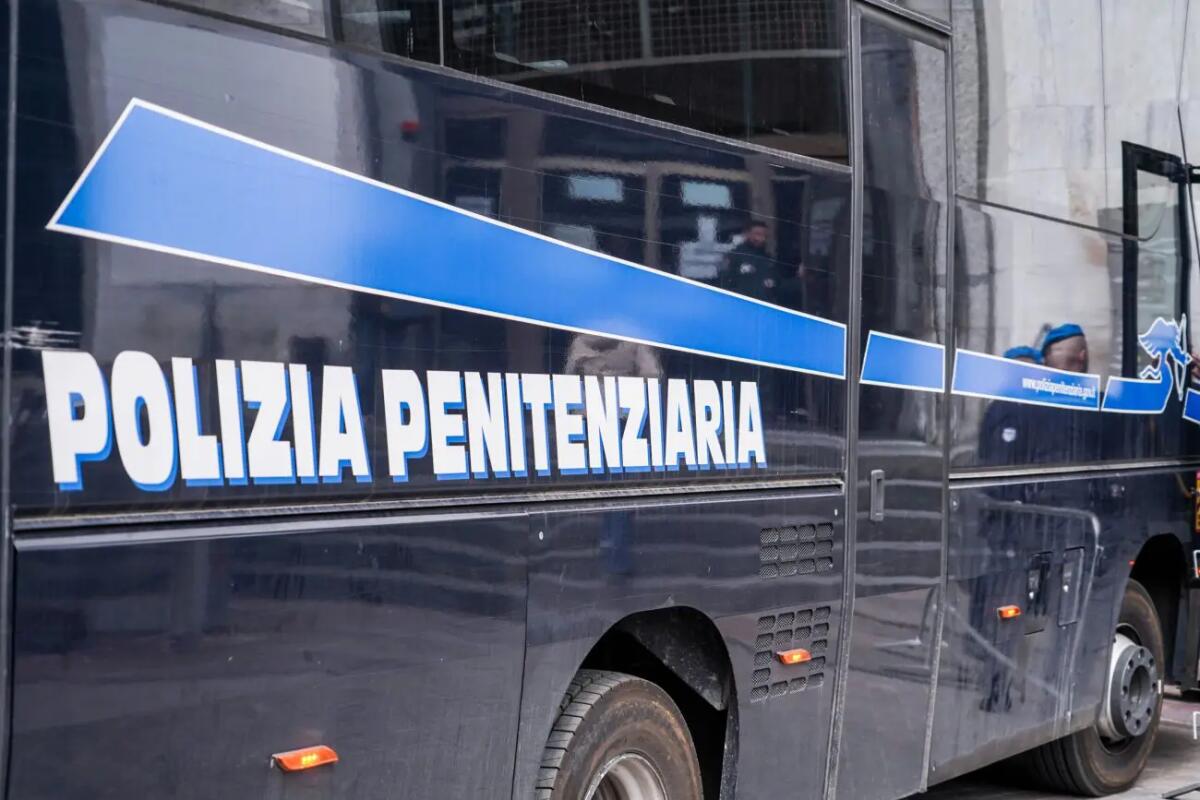 Barcellona Pozzo di Gotto, droga e cinque cellulari sequestrati nel campo sportivo del carcere - 