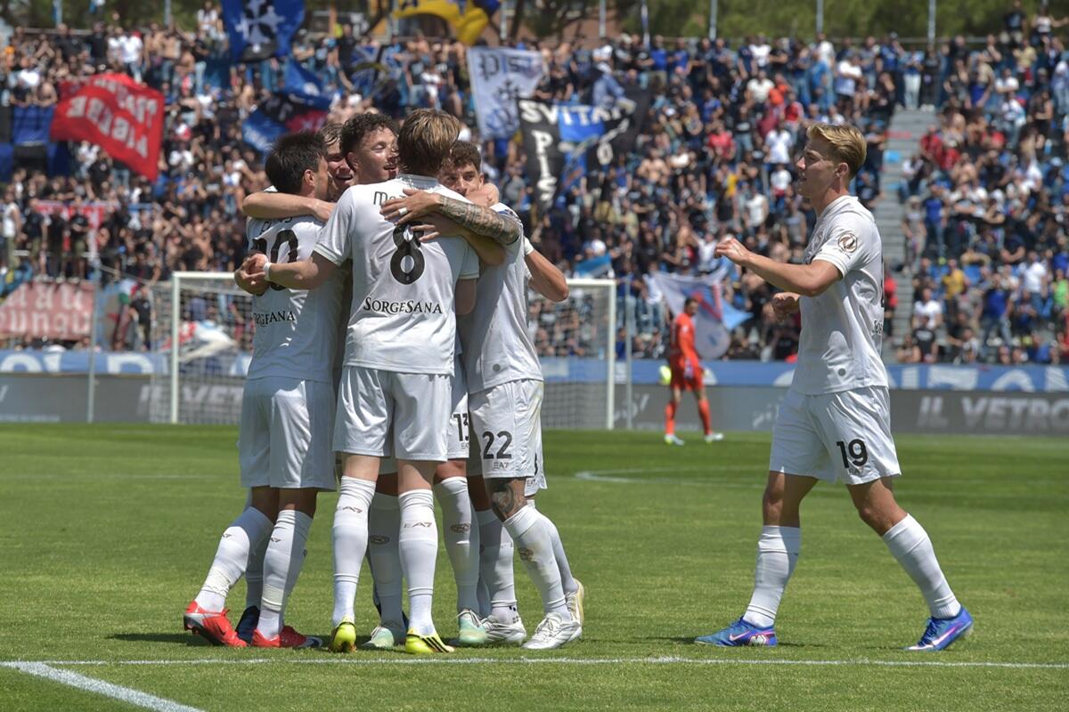 Napoli aritmeticamente in Champions, vittoria per 3-0 a Pisa - 