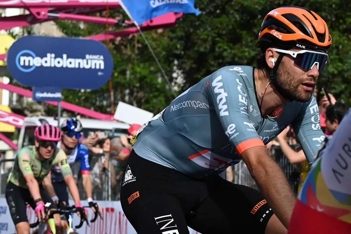 Ganna domina la crono di Massa, Eulalio resta in maglia rosa - 