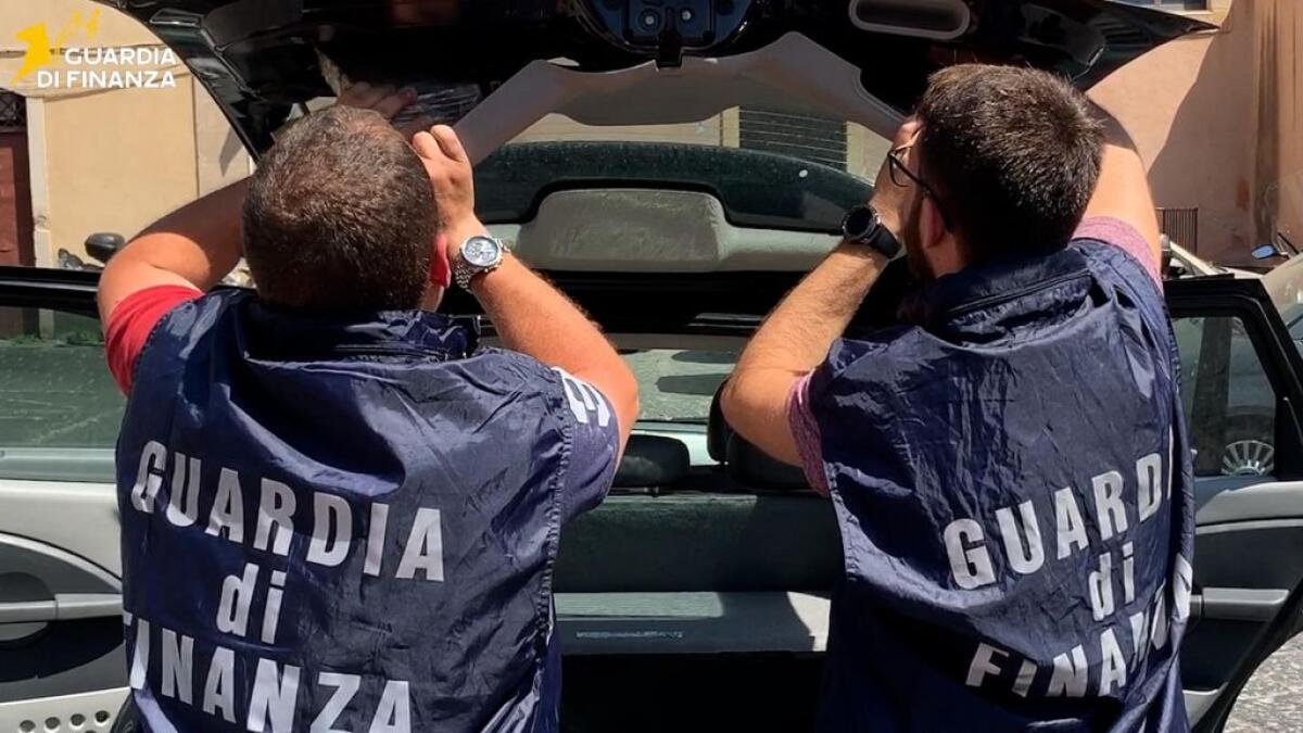 Intercettato con 2 chili di cocaina, crack e marijuana, un arresto a Catania - 