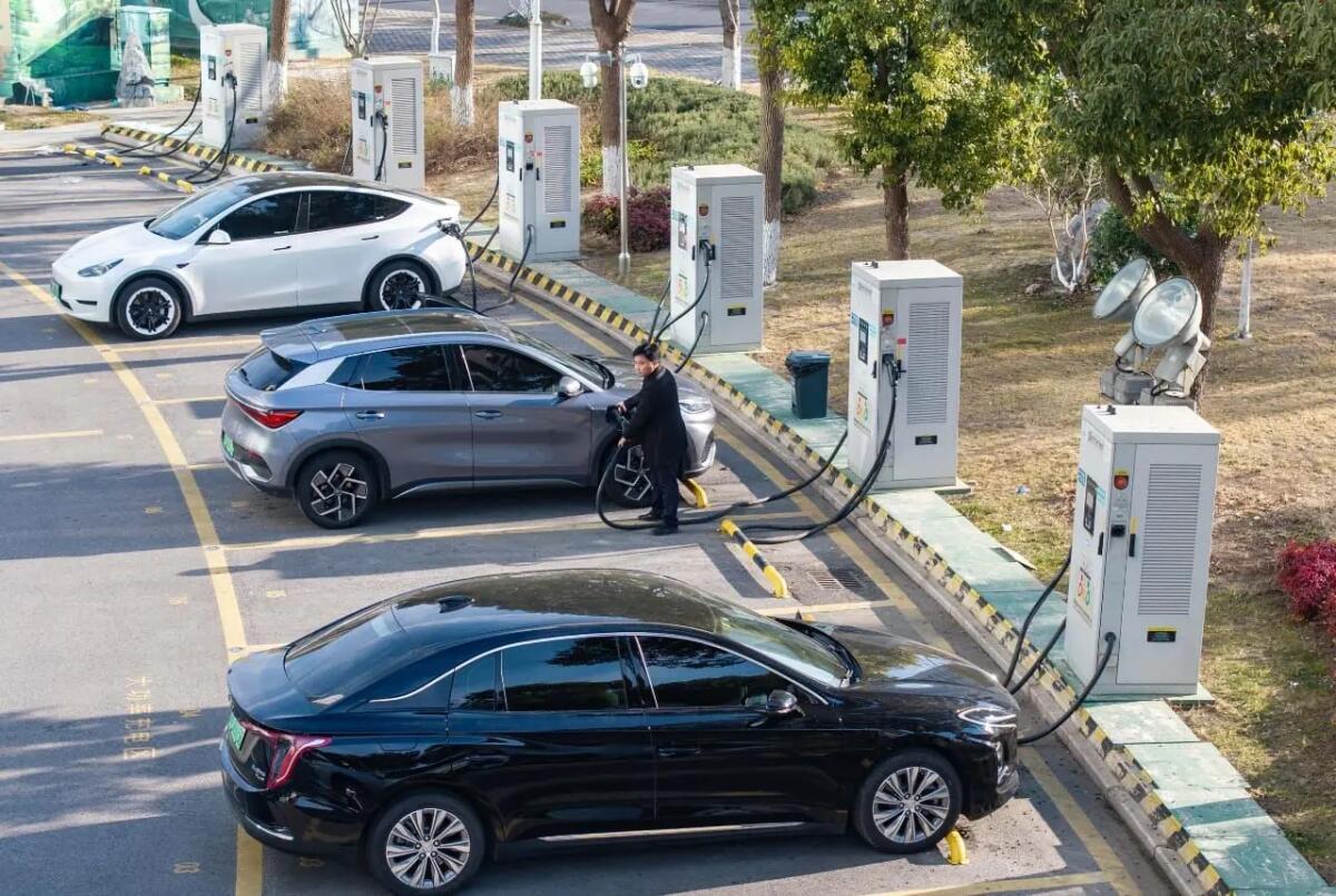 Cina, il Primo Maggio aumentate del 55,6% le ricariche elettriche in autostrada - 