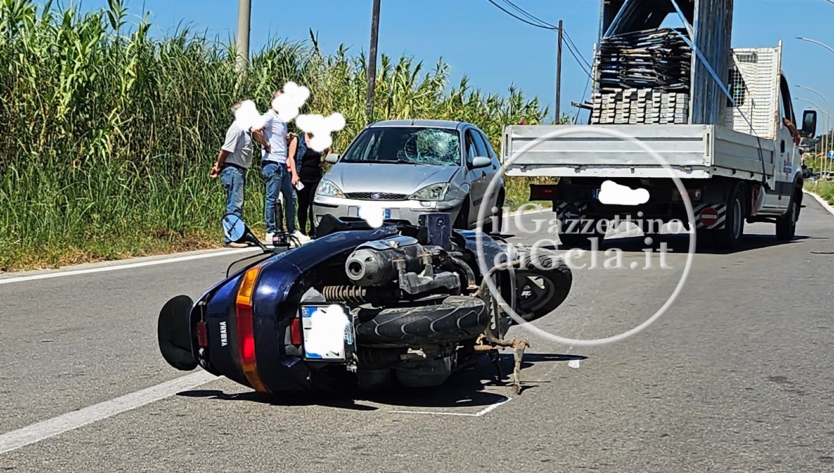 Violento impatto tra  moto e Ford Focus  - 