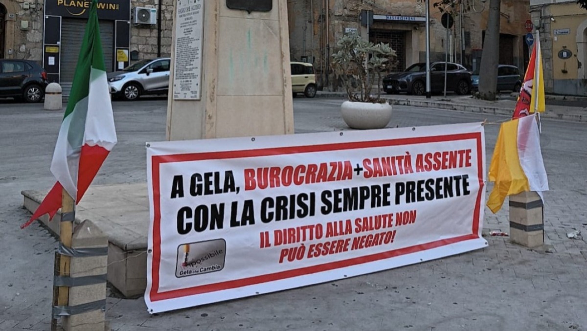 La protesta ai piedi della statua dell'on.Aldisio  - 