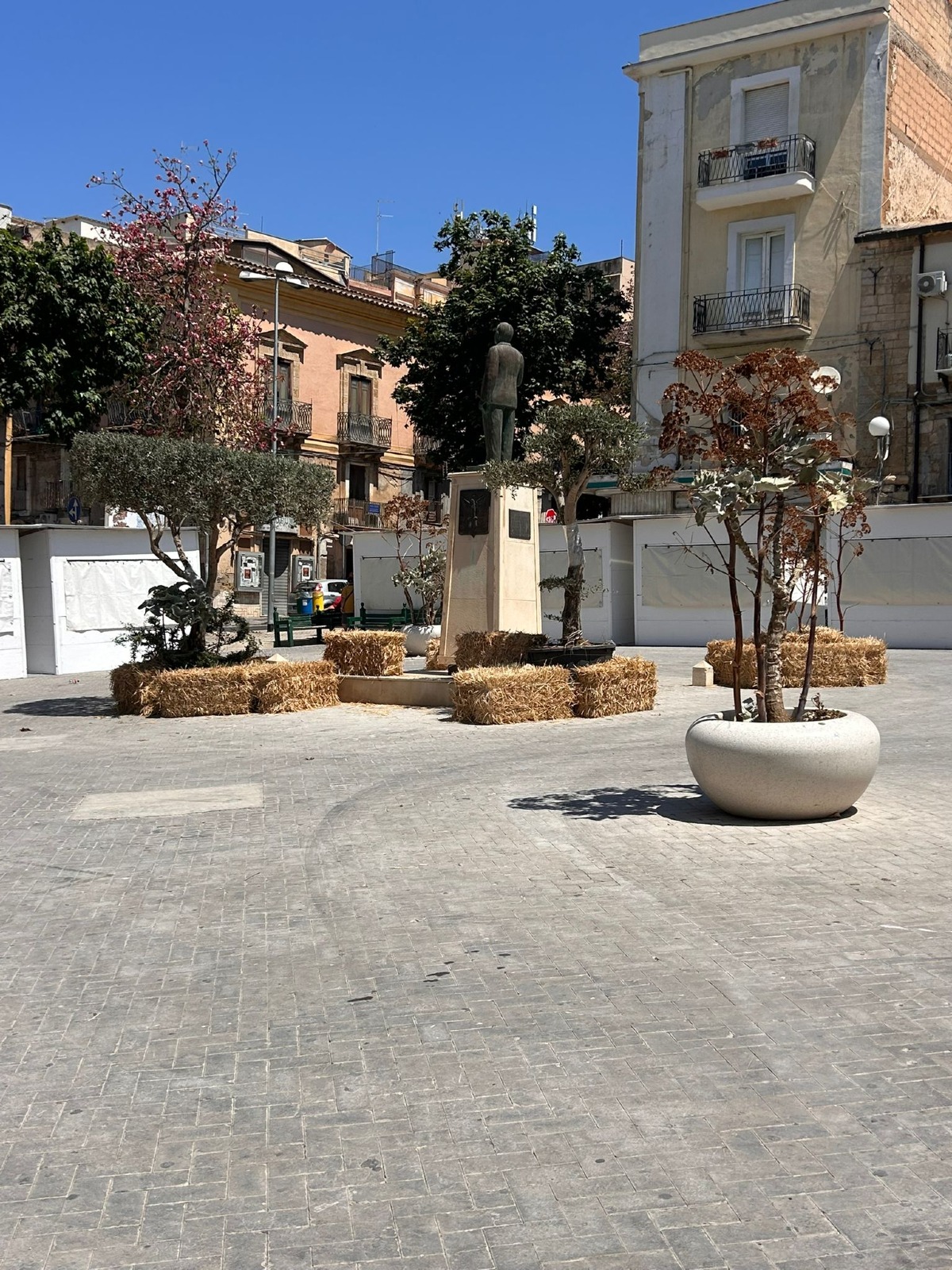 Festa del pane con pericolose balle di fieno  - 