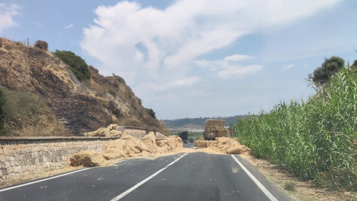 Rimorchio si ribalta sulla Gela-Vittoria - 