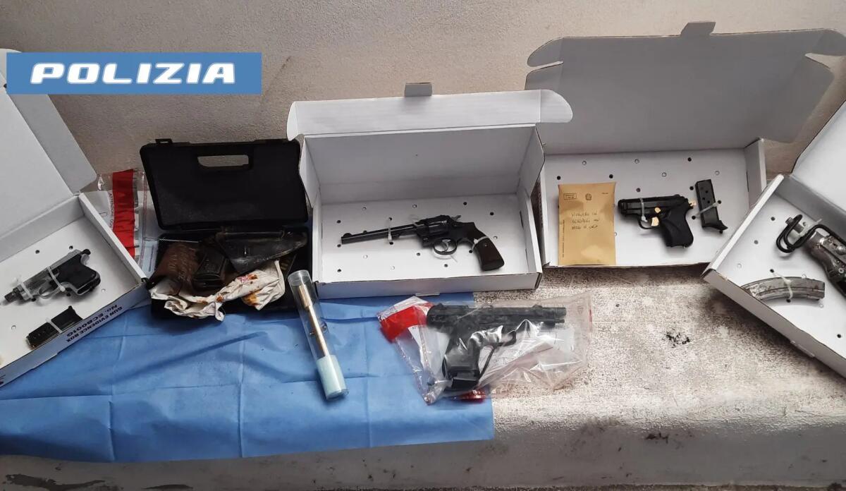 La Polizia scopre un arsenale di armi in un garage a Catania, sequestrato anche un kalashnikov - 