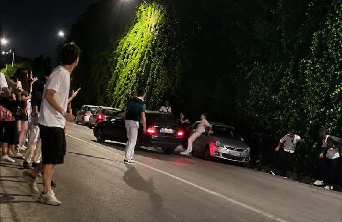 Auto contro gruppo di giovani dopo una rissa, panico a Taormina - 