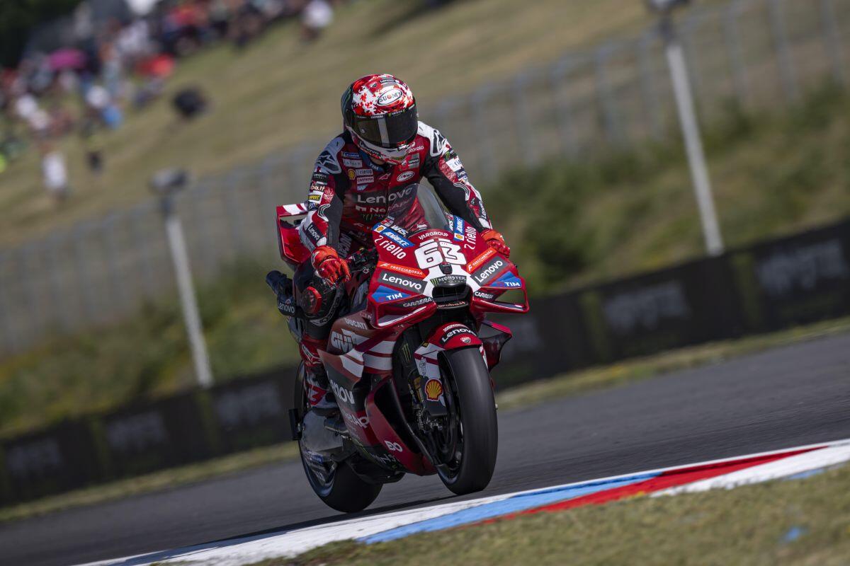 Bagnaia vince la Sprint di Brno davanti a Ogura e Marquez, out Bezzecchi - 