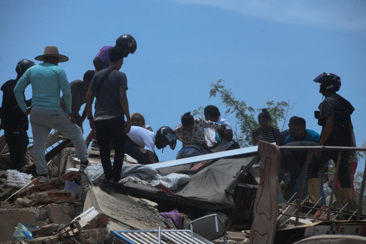 Venezuela, salgono a 235 i morti, 4.300 i feriti. 70mila famiglie senza tetto - 