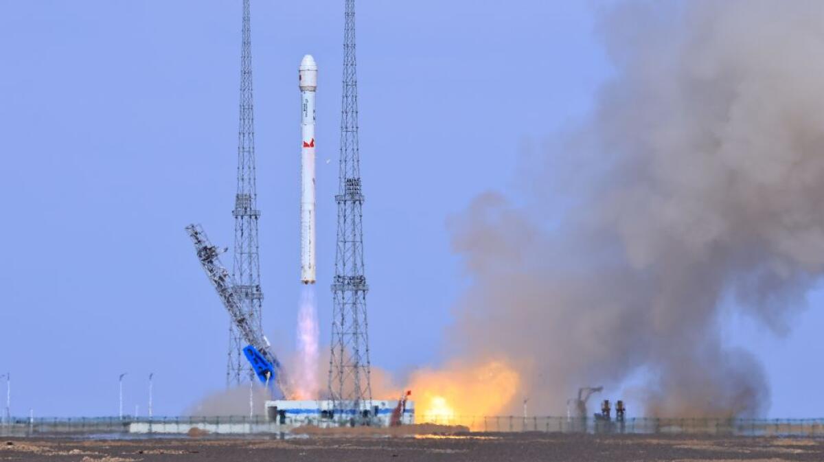 Cina, lanciati due nuovi satelliti nello spazio - 