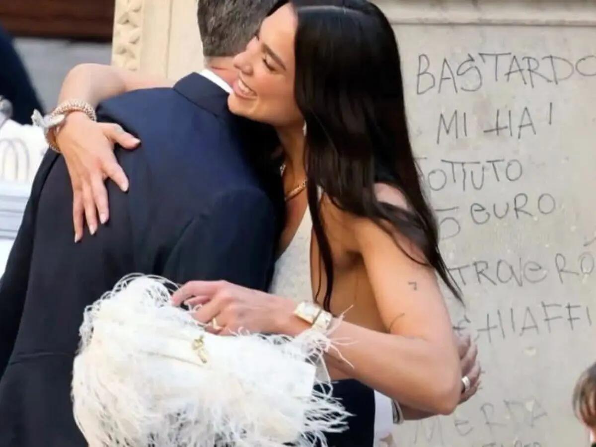 Palermo, rimossa la scritta vandalica comparsa in una foto di Dua Lipa - 