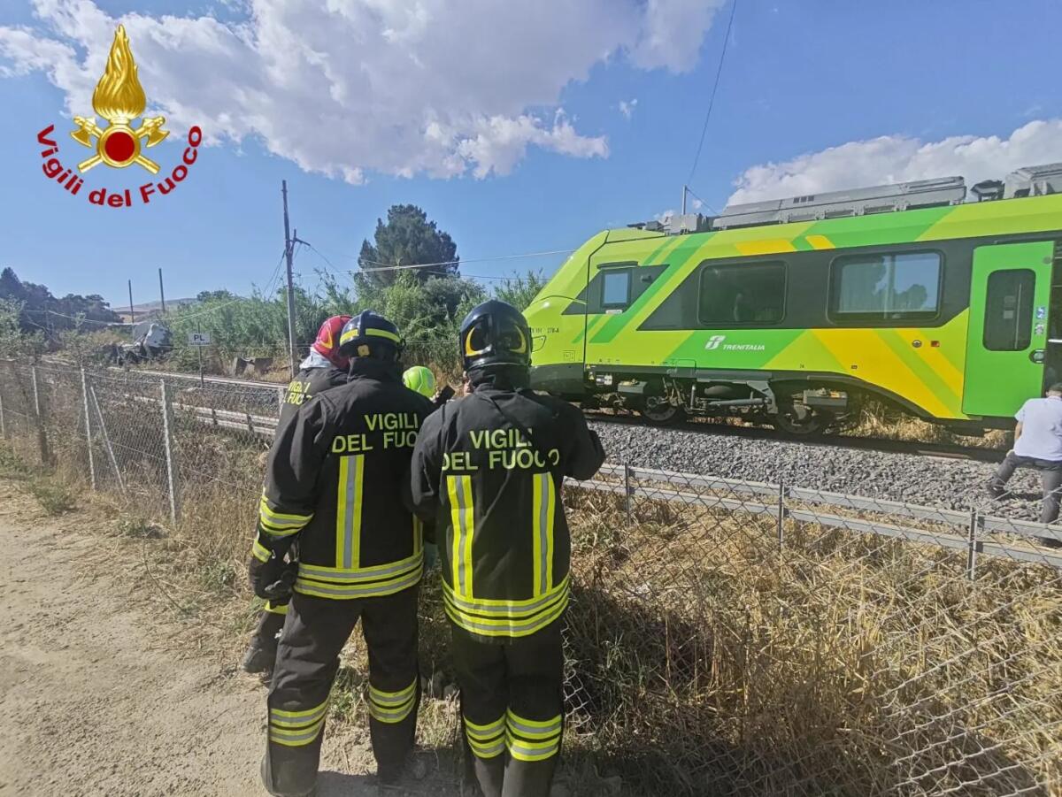 Scontro tra un treno e un mezzo pesante sulla linea Caltanissetta-Catania: evacuati i 27 passeggeri - 