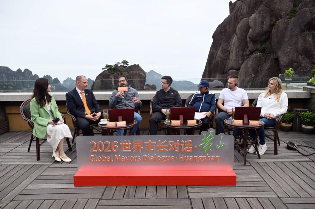 Cina, un sindaco italiano parla di tradizioni e innovazione a Huangshan - 