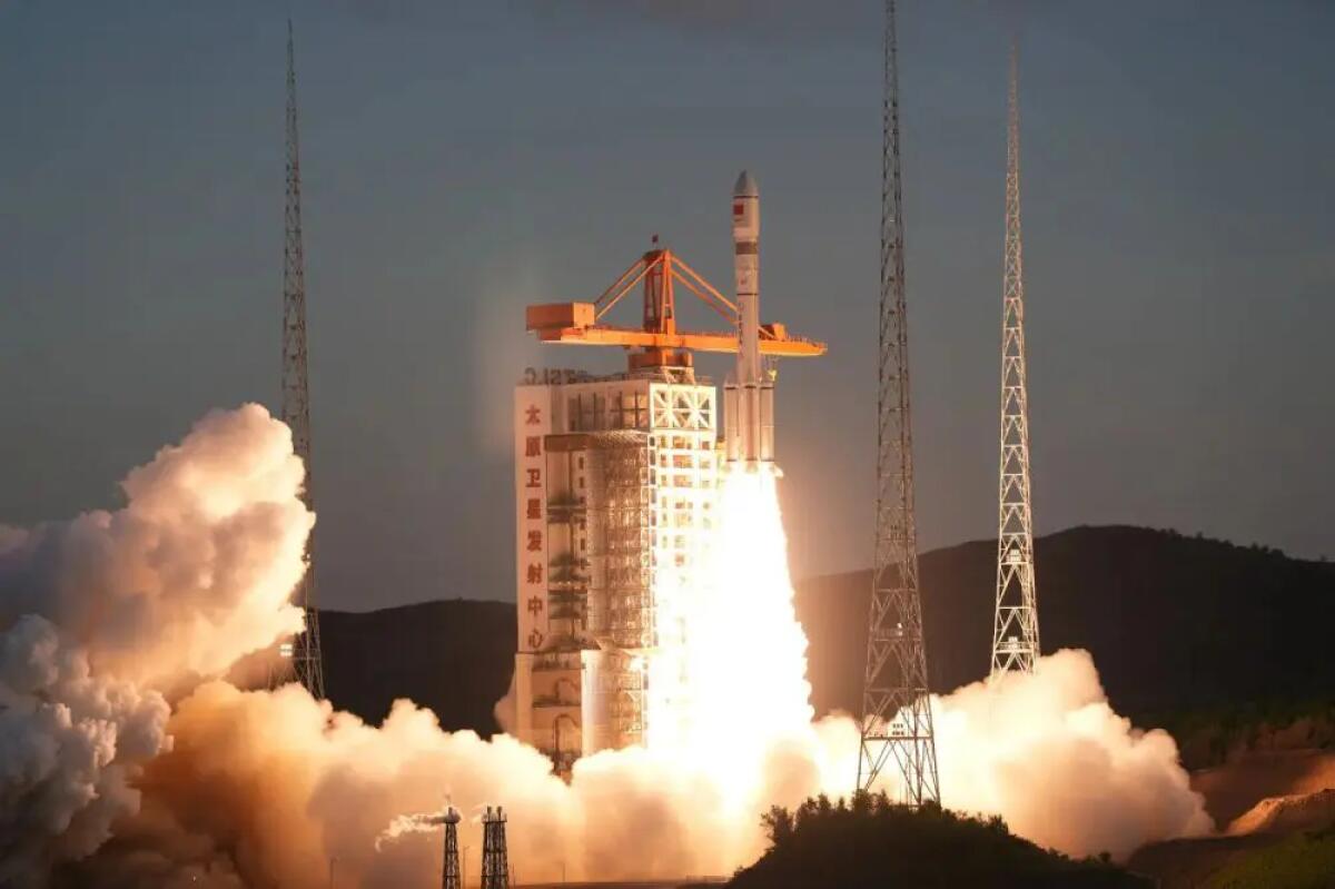 Cina, lanciato un nuovo gruppo di satelliti per la costellazione Spacesail - 