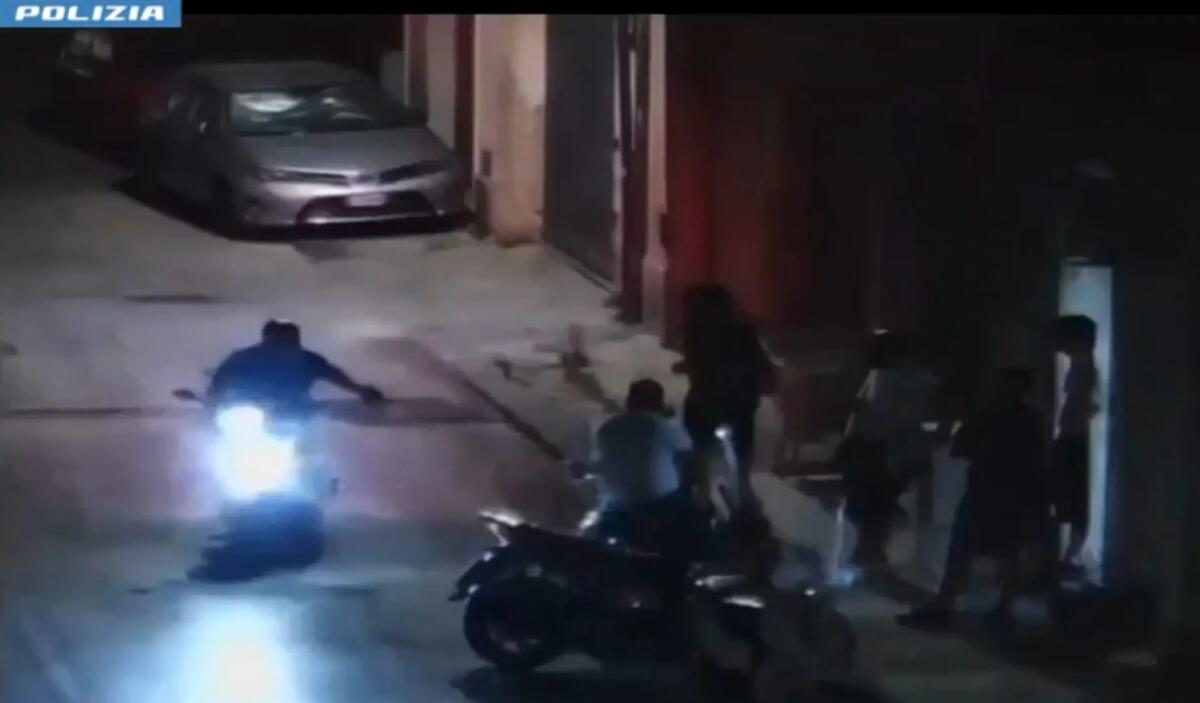 Armi da guerra, droga e violenze, sgominata gang giovanile ad Avola / Video - 