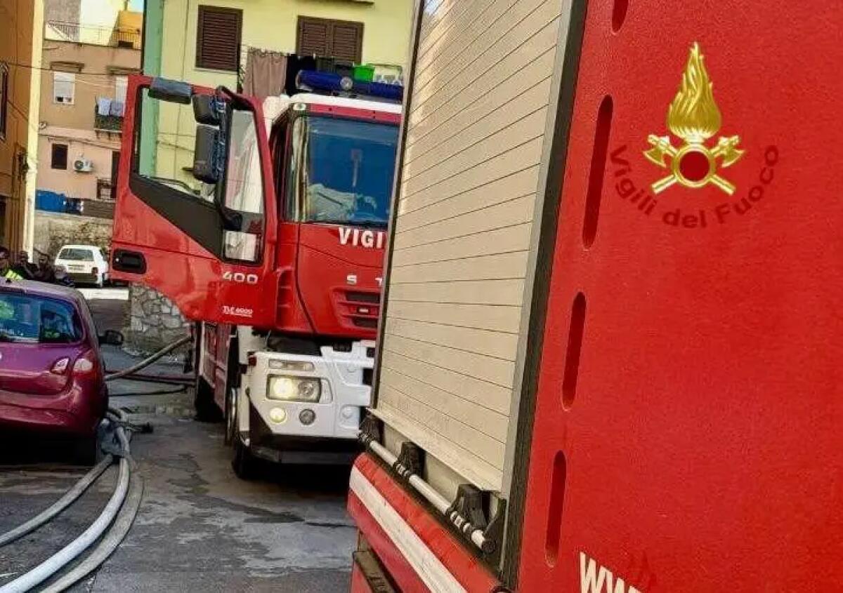 Incendio nella notte in una falegnameria di Palermo, evacuate 16 abitazioni - 