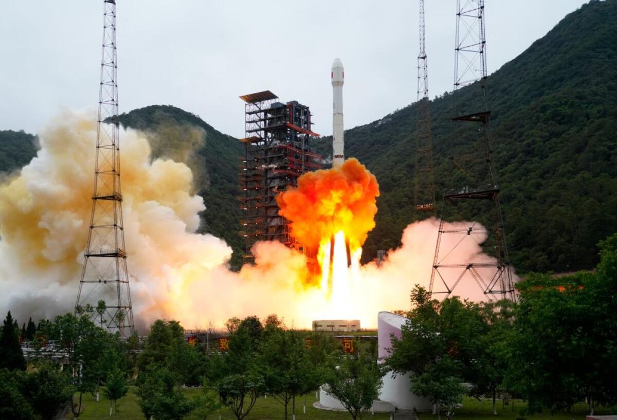 La Cina lancia un nuovo satellite nello spazio - 