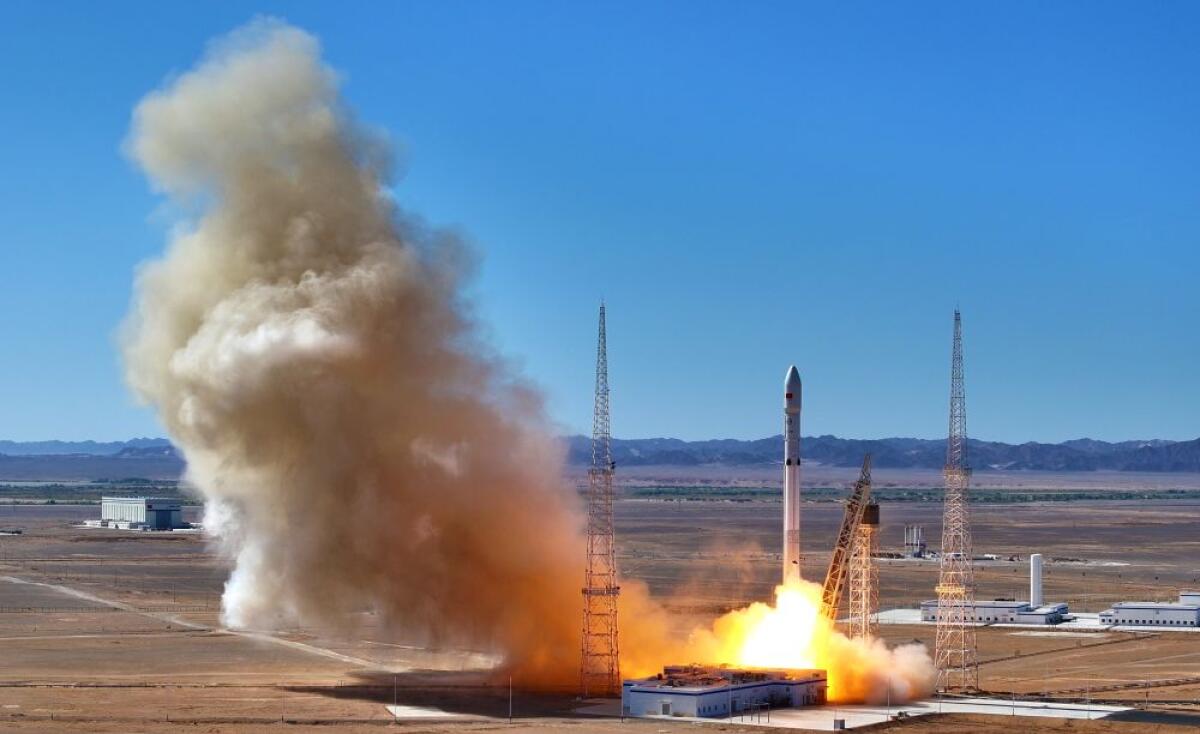 Cina, il razzo Long March-12B completa il volo inaugurale - 