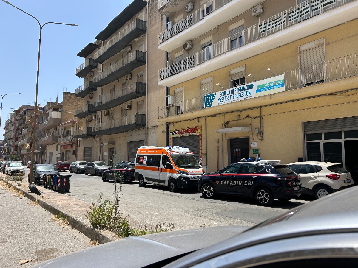 Donna si lancia dal balcone: impatto fatale - 