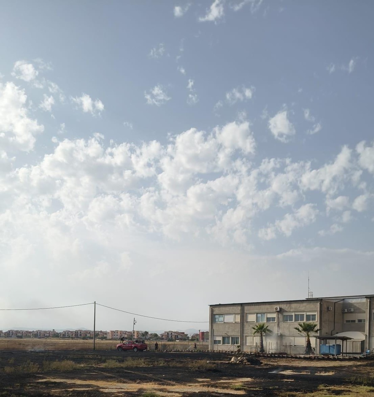 Incendio vicino a  Protezione Civile e Polizia Municipale  - 