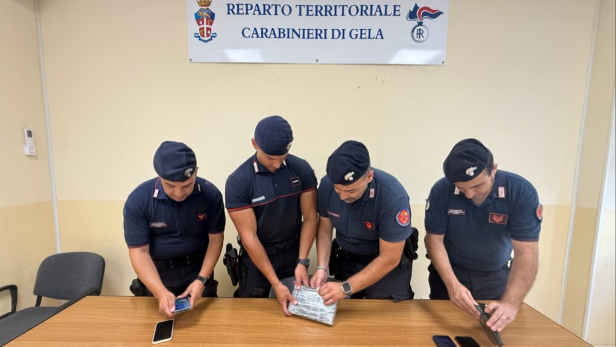 Vedono i carabinieri e lanciano la droga dal finestrino: due arresti  - 