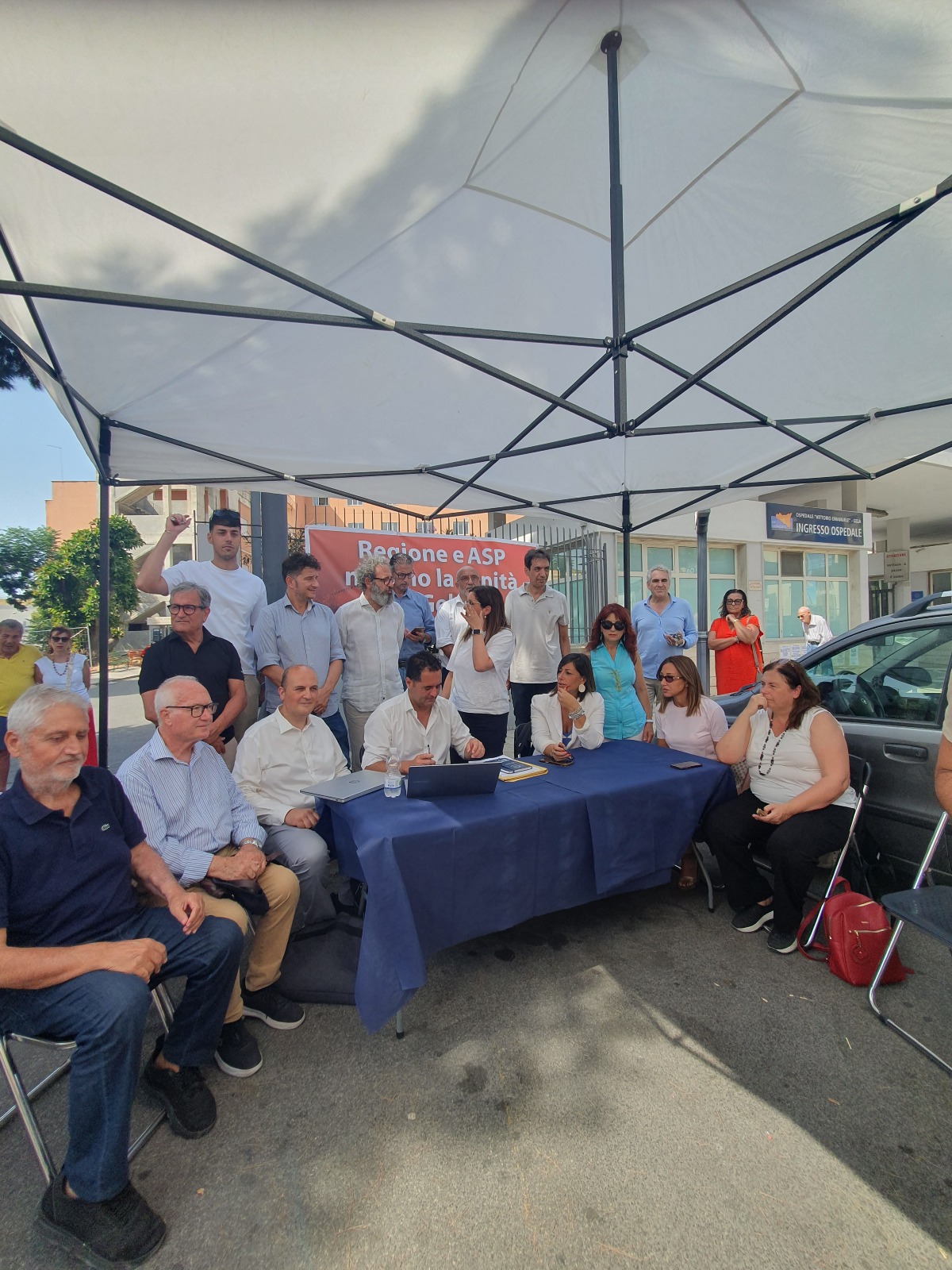 Sindaco e alleati protestano davanti l'ospedale  - 