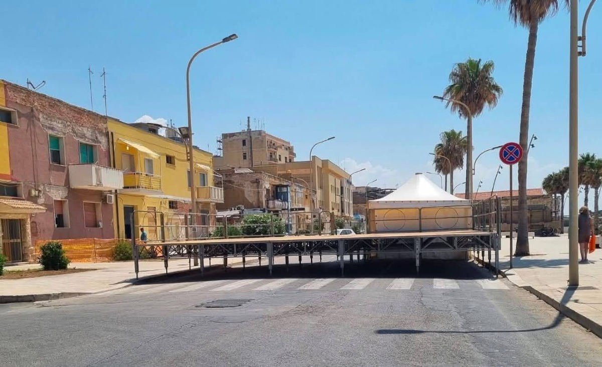 Palco sul Lungomare, FdI attacca  - 