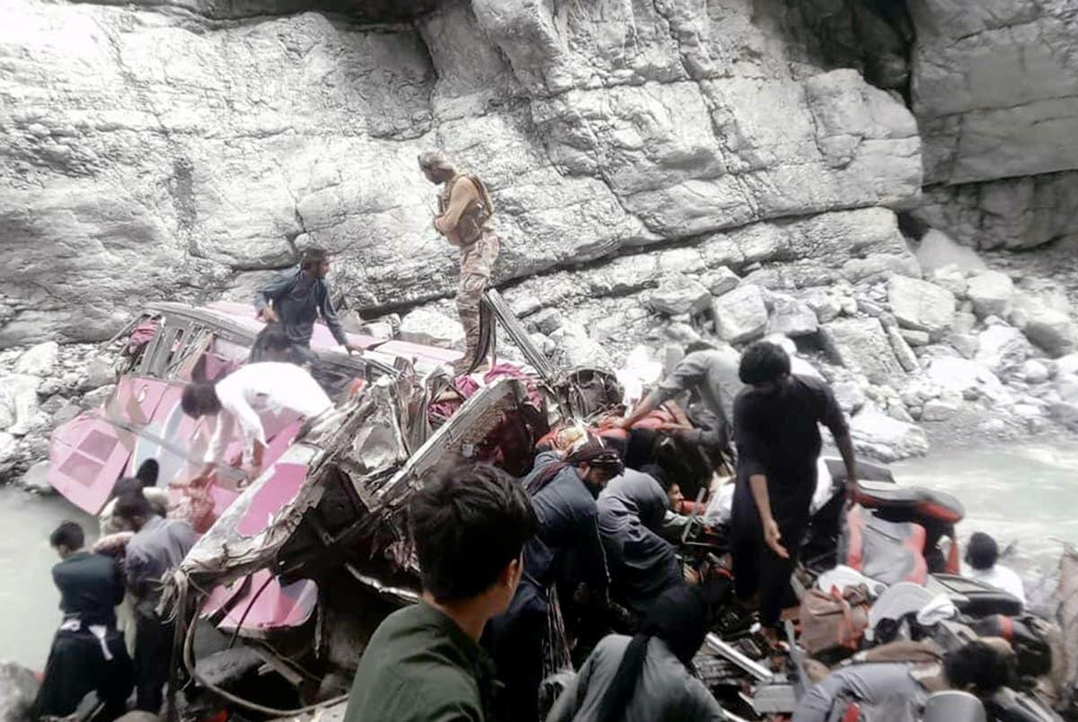 Bus precipita in un burrone in Pakistan, almeno 40 morti - 