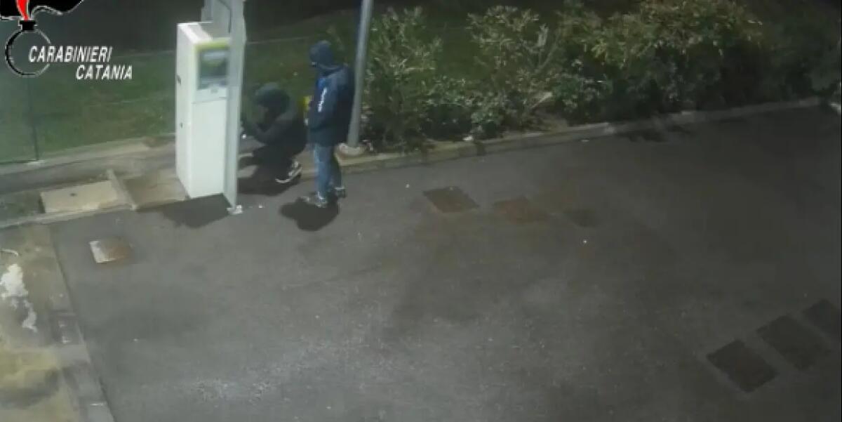 Assaltavano con esplosivi bancomat e distributori automatici nel Catanese, tre misure cautelari / Video - 