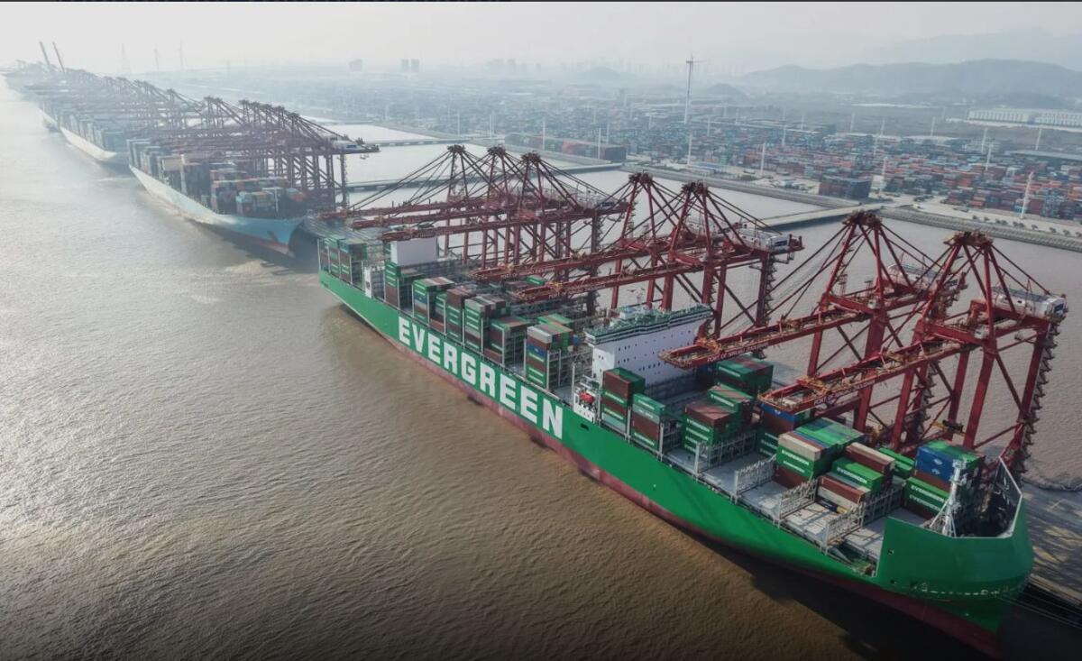 In Cina otto dei primi dieci porti al mondo per volume di merci movimentate - 