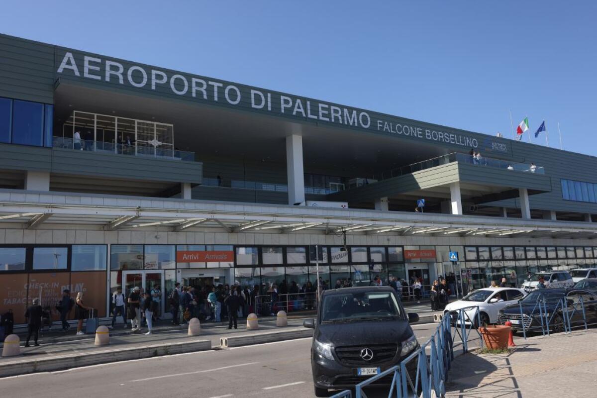 Eruzione dell’Etna, l’aeroporto di Palermo ha gestito circa 100 voli dirottati da Catania e la riprogrammazione di altri 100 - 