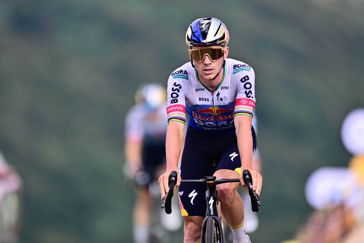 Evenepoel beffa Pogacar e vince la 15esima tappa al Tour, ritiro Vingegaard - 