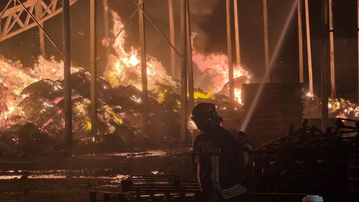Un incendio distrugge il deposito di un’azienda nel Ragusano - 