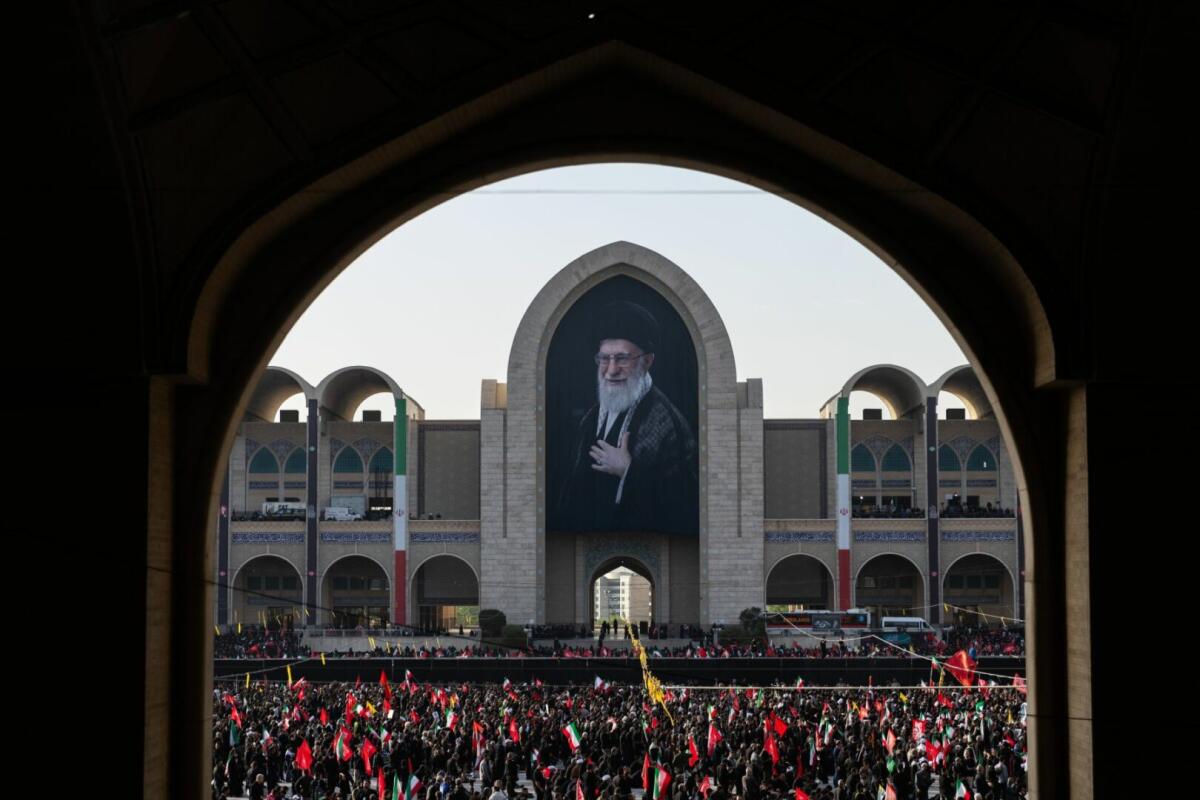 In migliaia a Teheran per la cerimonia funebre di Ali Khamenei - 