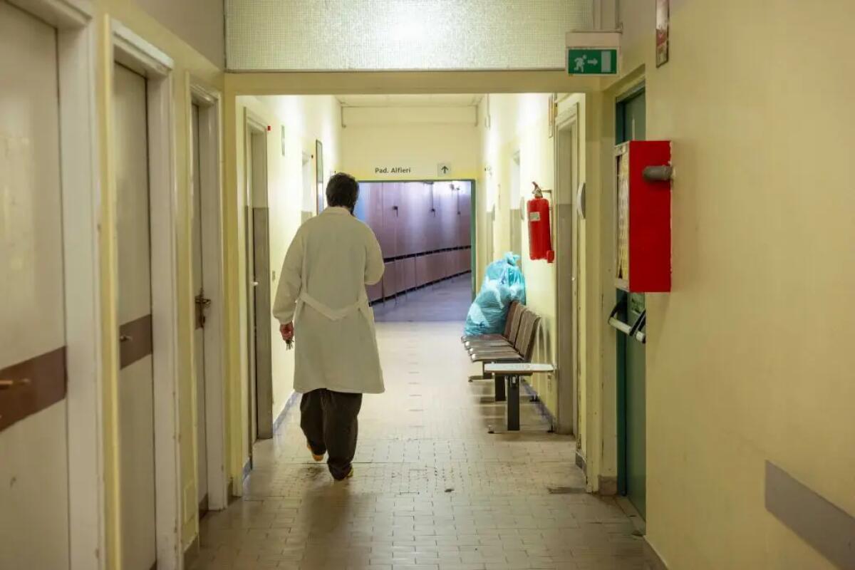Dirigente medico ferito a coltellate a Palermo, indagini in corso - 