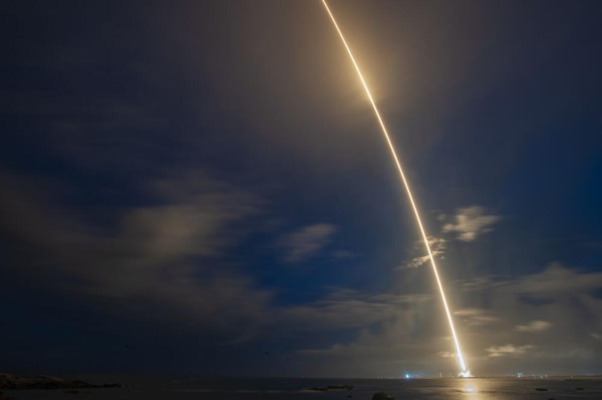 Cina, lanciato nello spazio un nuovo satellite per la trasmissione dati - 