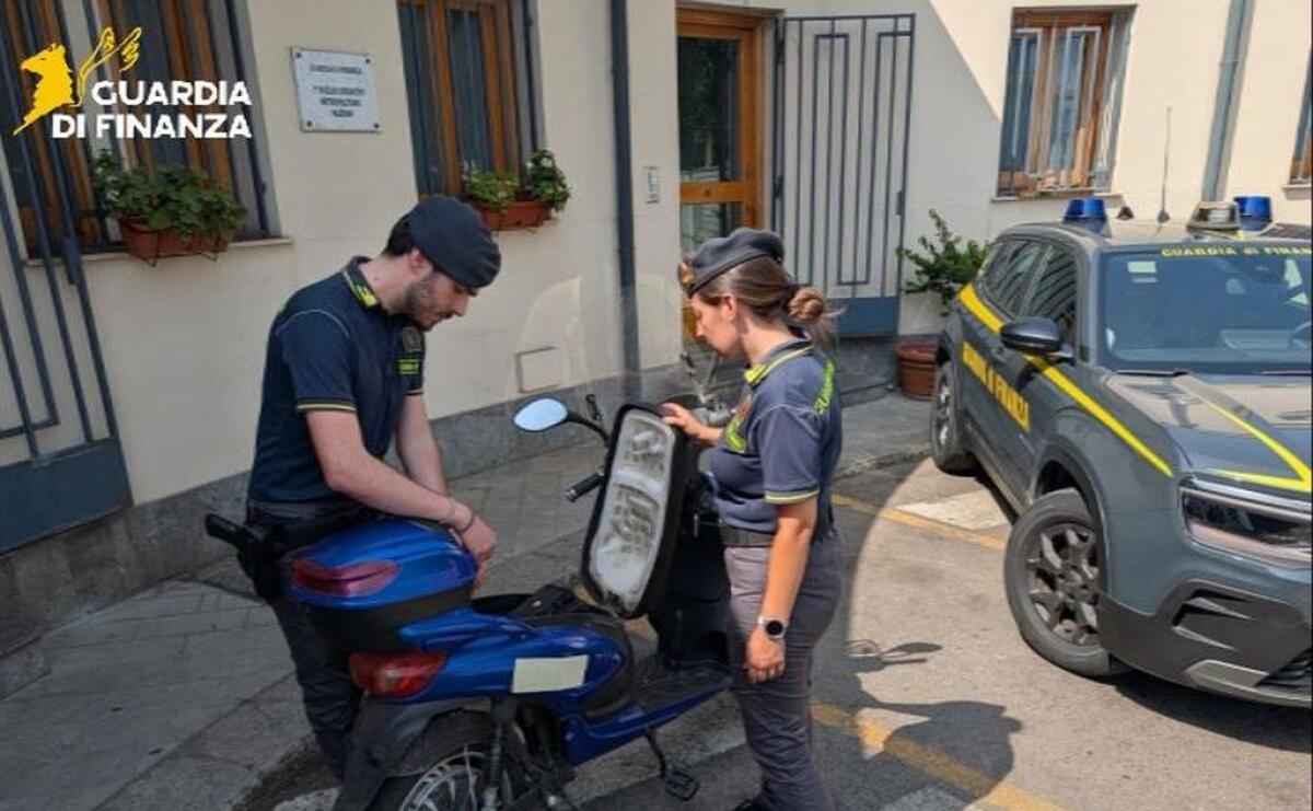 Scooter venduti come bici elettriche, maxi sequestro in tutta Italia / Video - 