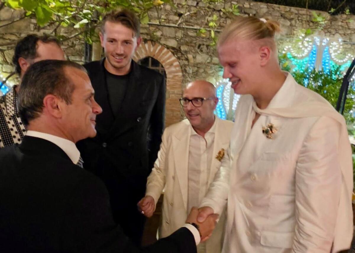 Haaland a Taormina, il sindaco De Luca lo accoglie con ironia: “Il vero bomber sono io” - 