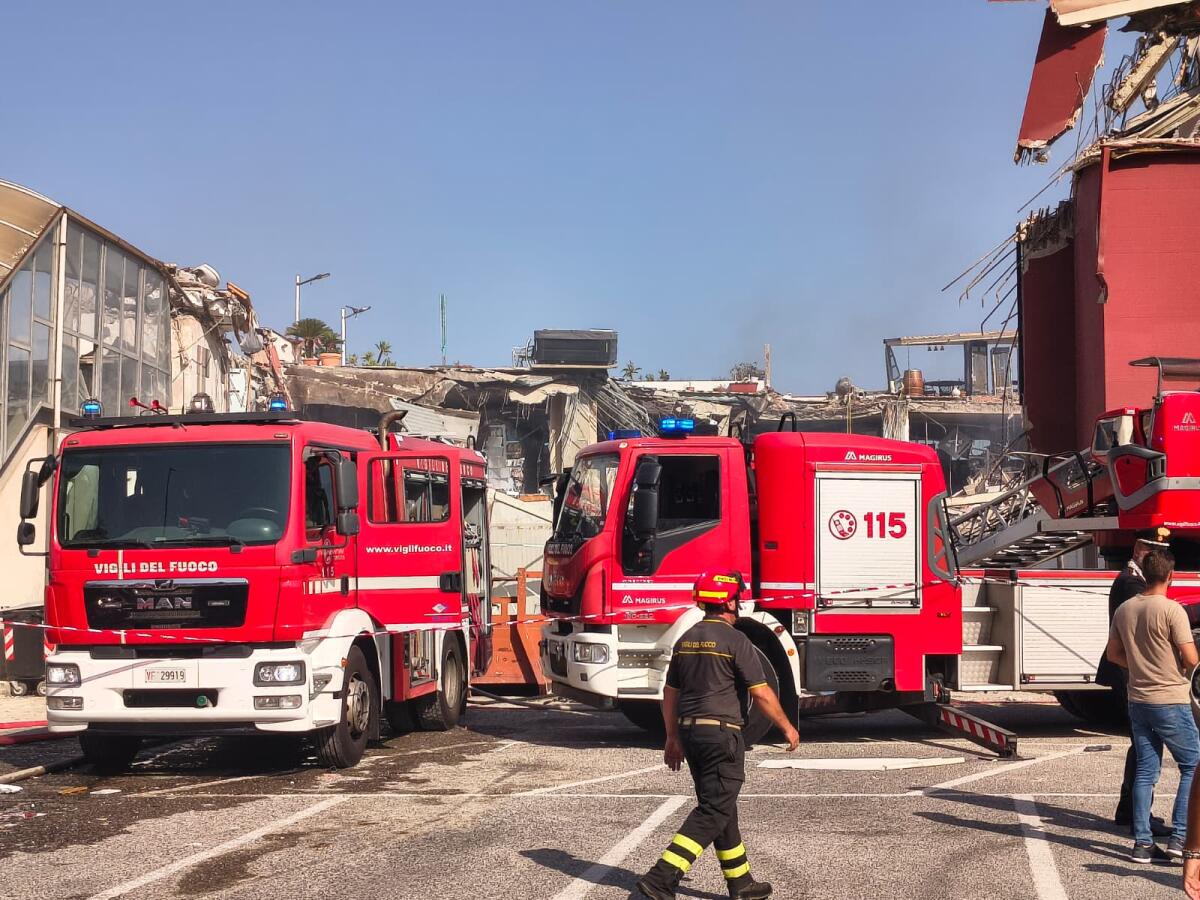 Crolla una palazzina a Messina: cinque feriti gravi, si cercano eventuali dispersi tra le macerie / Video - 