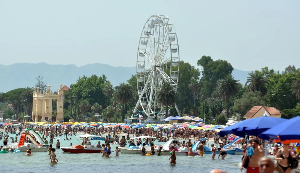 Molesta una ragazza in mare a Mondello, denunciato uomo di 29 anni - 